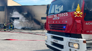 Senigallia - Bancali di legno a fuoco, vigili del fuoco in azione